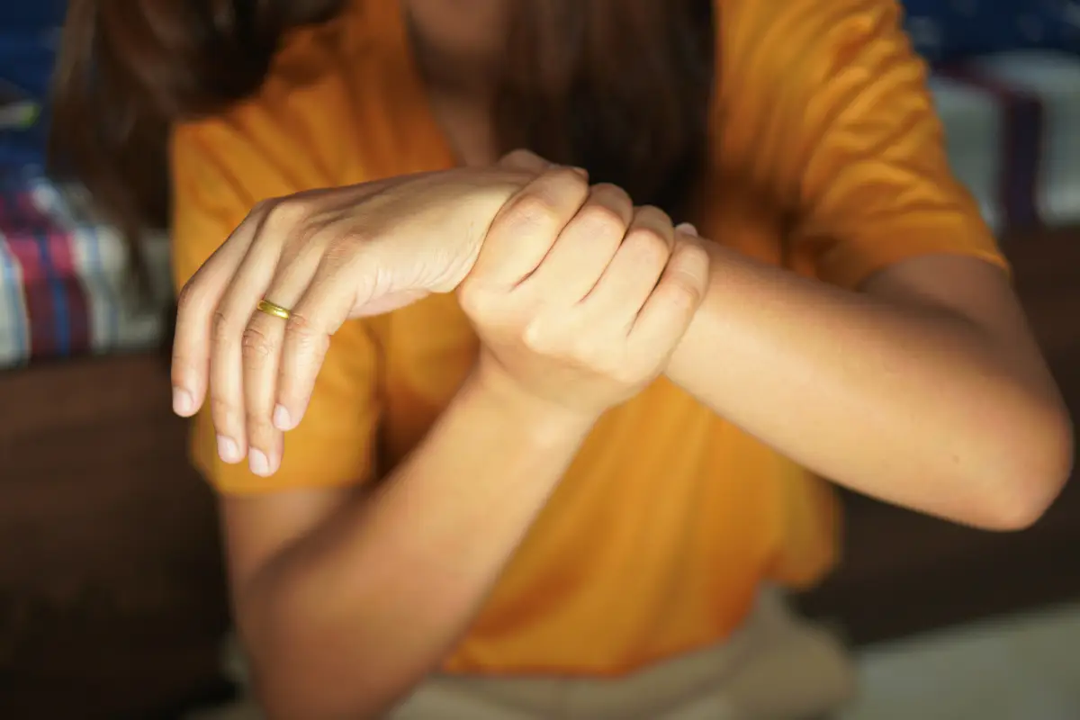 causes of weakness in hands